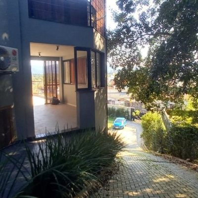 Casa Residencial com 350m², 5 quartos, 3 suítes, 5 garagens, no bairro Lagoa Da Conceição em Florianópolis