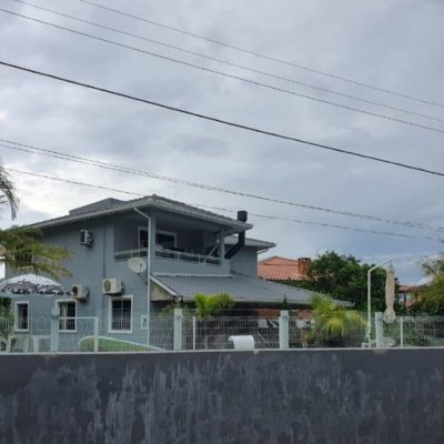 Casa Residencial com 200m², 5 quartos, 1 suíte, 4 garagens, no bairro Ingleses em Florianópolis