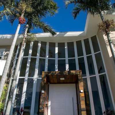 Casa Residencial com 436m², 5 quartos, 4 suítes, 4 garagens, no bairro Jurerê Internacional em Florianópolis