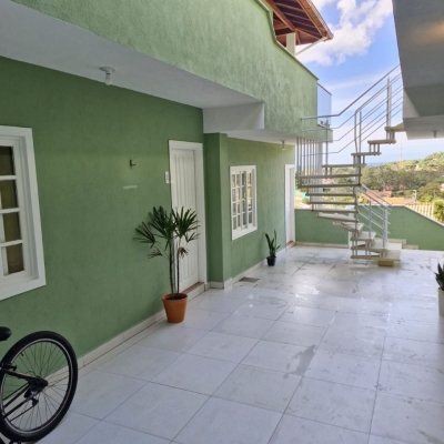 Casa Residencial com 484m², 14 quartos (sendo 3 suítes), 6 garagens, no bairro Armação Do Pântano Do Sul em Florianópolis