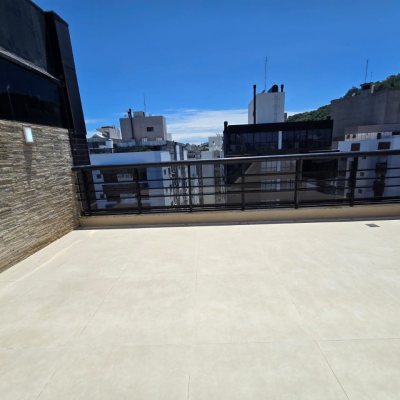 Cobertura com 237m², 3 quartos, 2 suítes, 3 garagens, no bairro Centro em Florianópolis