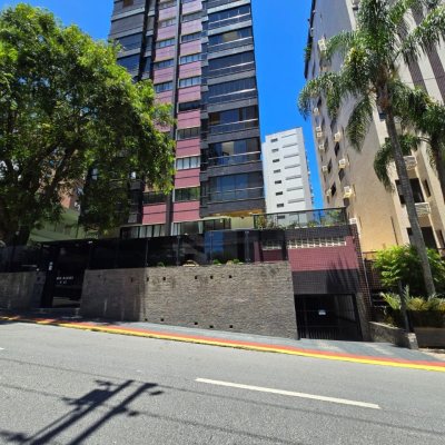 Cobertura com 237m², 3 quartos, 2 suítes, 3 garagens, no bairro Centro em Florianópolis