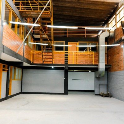 Galpão/Loja com 474m², 5 garagens, no bairro Serraria em São José