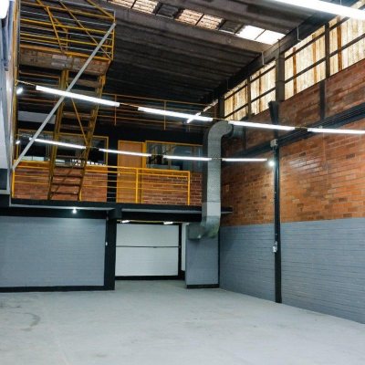 Galpão/Loja com 474m², 5 garagens, no bairro Serraria em São José