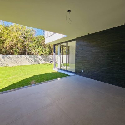 Casa em Condomínio com 322m², 4 quartos, 4 suítes, 2 garagens, no bairro Ribeirão Da Ilha em Florianópolis