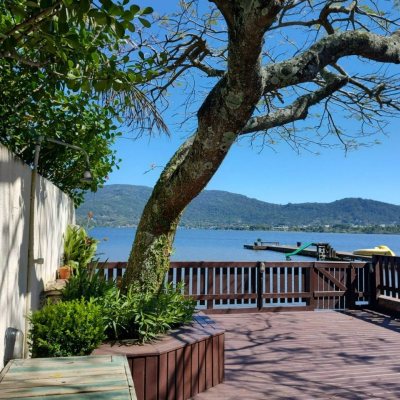 Casa Residencial com 200m², 5 quartos, 1 suíte, 3 garagens, no bairro Lagoa Da Conceição em Florianópolis