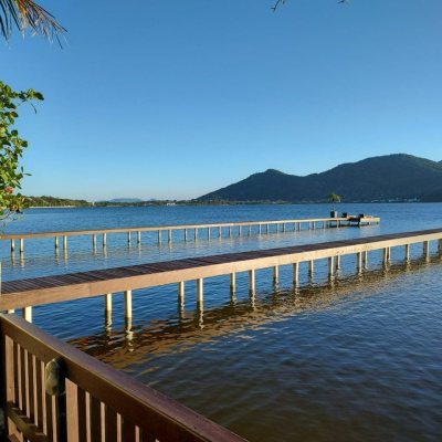 Casa Residencial com 200m², 5 quartos, 1 suíte, 3 garagens, no bairro Lagoa Da Conceição em Florianópolis