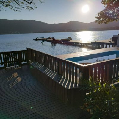 Casa Residencial com 200m², 5 quartos, 1 suíte, 3 garagens, no bairro Lagoa Da Conceição em Florianópolis