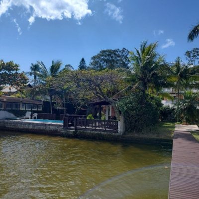 Casa Residencial com 200m², 5 quartos, 1 suíte, 3 garagens, no bairro Lagoa Da Conceição em Florianópolis