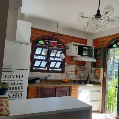 Casa Residencial com 200m², 5 quartos, 1 suíte, 3 garagens, no bairro Lagoa Da Conceição em Florianópolis