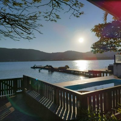 Casa Residencial com 200m², 5 quartos, 1 suíte, 3 garagens, no bairro Lagoa Da Conceição em Florianópolis