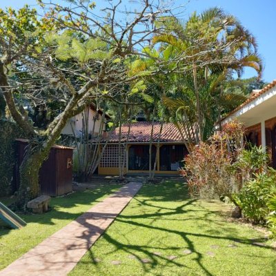 Casa Residencial com 200m², 5 quartos, 1 suíte, 3 garagens, no bairro Lagoa Da Conceição em Florianópolis