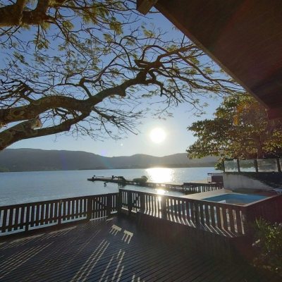 Casa Residencial com 200m², 5 quartos, 1 suíte, 3 garagens, no bairro Lagoa Da Conceição em Florianópolis