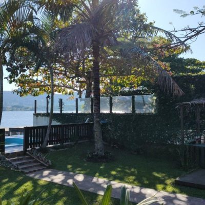 Casa Residencial com 200m², 5 quartos, 1 suíte, 3 garagens, no bairro Lagoa Da Conceição em Florianópolis