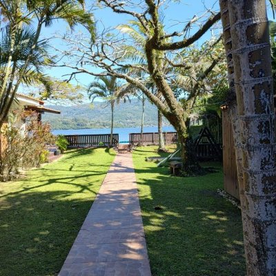 Casa Residencial com 200m², 5 quartos, 1 suíte, 3 garagens, no bairro Lagoa Da Conceição em Florianópolis