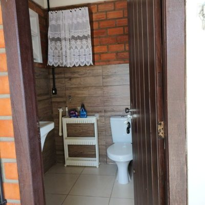 Casa Residencial com 200m², 5 quartos, 1 suíte, 3 garagens, no bairro Lagoa Da Conceição em Florianópolis