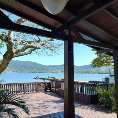 Casa Residencial com 200m², 5 quartos, 1 suíte, 3 garagens, no bairro Lagoa Da Conceição em Florianópolis