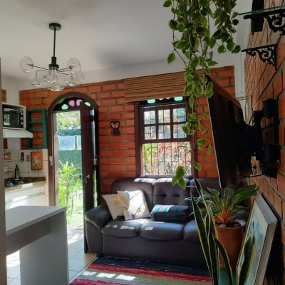 Casa Residencial com 200m², 5 quartos, 1 suíte, 3 garagens, no bairro Lagoa Da Conceição em Florianópolis