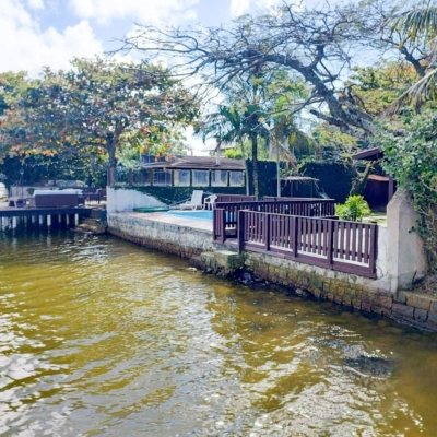 Casa Residencial com 200m², 5 quartos (sendo 1 suíte), 3 garagens, no bairro Lagoa Da Conceição em Florianópolis