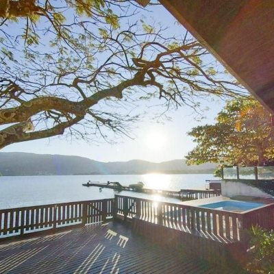 Casa Residencial com 200m², 5 quartos (sendo 1 suíte), 3 garagens, no bairro Lagoa Da Conceição em Florianópolis