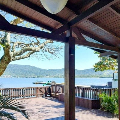 Casa Residencial com 200m², 5 quartos (sendo 1 suíte), 3 garagens, no bairro Lagoa Da Conceição em Florianópolis