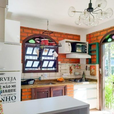 Casa Residencial com 200m², 5 quartos (sendo 1 suíte), 3 garagens, no bairro Lagoa Da Conceição em Florianópolis