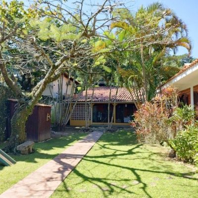 Casa Residencial com 200m², 5 quartos (sendo 1 suíte), 3 garagens, no bairro Lagoa Da Conceição em Florianópolis