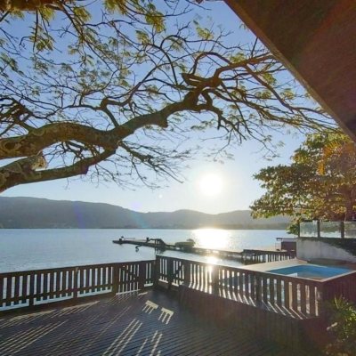 Casa Residencial com 200m², 5 quartos (sendo 1 suíte), 3 garagens, no bairro Lagoa Da Conceição em Florianópolis