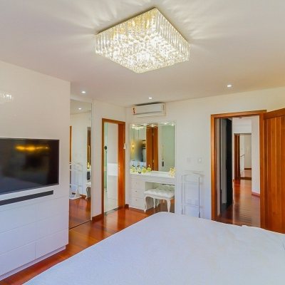 Casa Residencial com 522m², 4 quartos, 3 suítes, 4 garagens, no bairro Itacorubi em Florianópolis