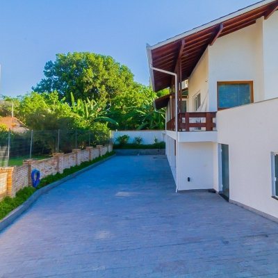 Casa Residencial com 522m², 4 quartos, 3 suítes, 4 garagens, no bairro Itacorubi em Florianópolis