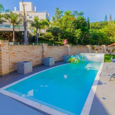 Casa Residencial com 522m², 4 quartos, 3 suítes, 4 garagens, no bairro Itacorubi em Florianópolis