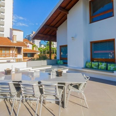 Casa Residencial com 522m², 4 quartos, 3 suítes, 4 garagens, no bairro Itacorubi em Florianópolis