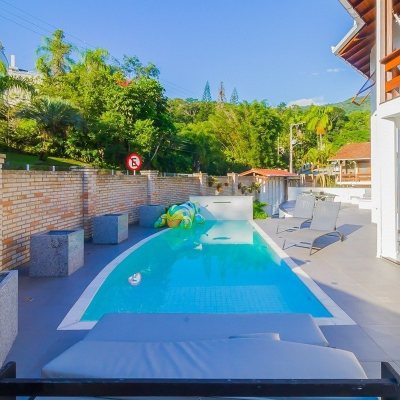Casa Residencial com 522m², 4 quartos, 3 suítes, 4 garagens, no bairro Itacorubi em Florianópolis