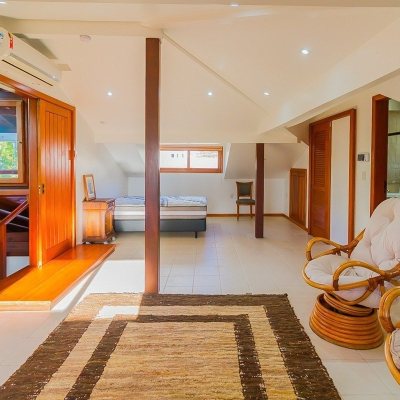 Casa Residencial com 522m², 4 quartos, 3 suítes, 4 garagens, no bairro Itacorubi em Florianópolis