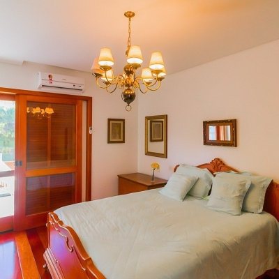 Casa Residencial com 522m², 4 quartos, 3 suítes, 4 garagens, no bairro Itacorubi em Florianópolis