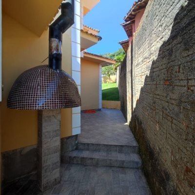 Casa Residencial com 281m², 4 quartos, 2 suítes, 5 garagens, no bairro Centro em Florianópolis