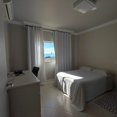 Casa Residencial com 281m², 4 quartos, 2 suítes, 5 garagens, no bairro Centro em Florianópolis