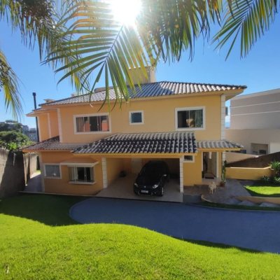 Casa Residencial com 281m², 4 quartos, 2 suítes, 5 garagens, no bairro Centro em Florianópolis