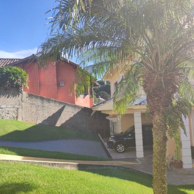 Casa Residencial com 281m², 4 quartos, 2 suítes, 5 garagens, no bairro Centro em Florianópolis