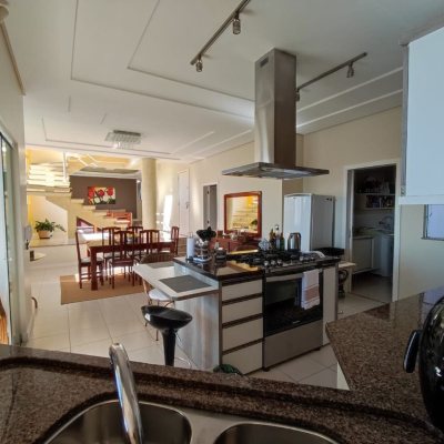 Casa Residencial com 281m², 4 quartos, 2 suítes, 5 garagens, no bairro Centro em Florianópolis