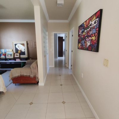 Casa Residencial com 281m², 4 quartos, 2 suítes, 5 garagens, no bairro Centro em Florianópolis