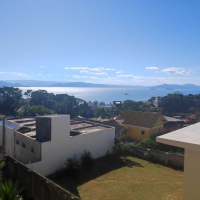 Casa Residencial com 281m², 4 quartos, 2 suítes, 5 garagens, no bairro Centro em Florianópolis
