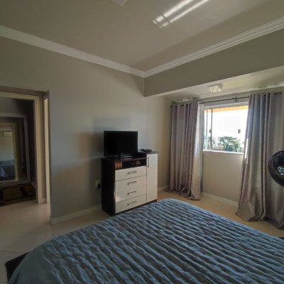 Casa Residencial com 281m², 4 quartos, 2 suítes, 5 garagens, no bairro Centro em Florianópolis