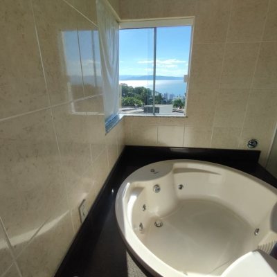 Casa Residencial com 281m², 4 quartos, 2 suítes, 5 garagens, no bairro Centro em Florianópolis