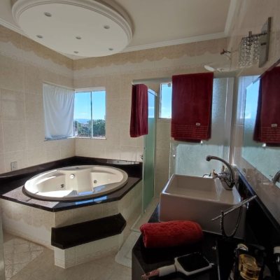 Casa Residencial com 281m², 4 quartos, 2 suítes, 5 garagens, no bairro Centro em Florianópolis