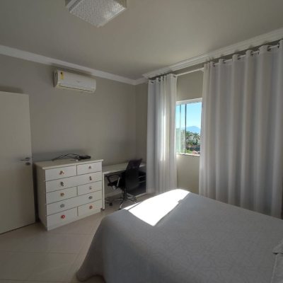 Casa Residencial com 281m², 4 quartos, 2 suítes, 5 garagens, no bairro Centro em Florianópolis