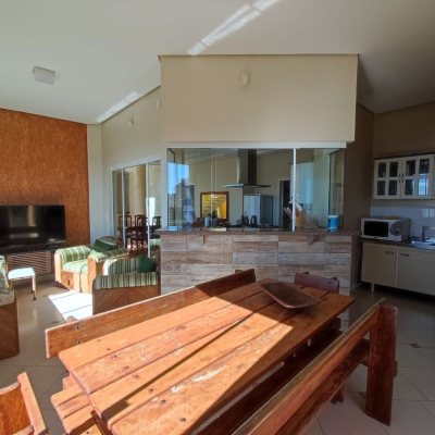 Casa Residencial com 281m², 4 quartos, 2 suítes, 5 garagens, no bairro Centro em Florianópolis