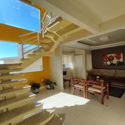 Casa Residencial com 281m², 4 quartos, 2 suítes, 5 garagens, no bairro Centro em Florianópolis