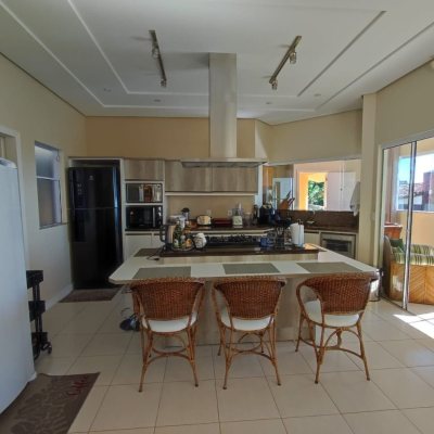 Casa Residencial com 281m², 4 quartos, 2 suítes, 5 garagens, no bairro Centro em Florianópolis