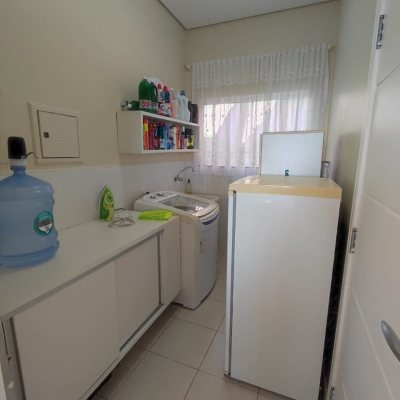 Casa Residencial com 281m², 4 quartos, 2 suítes, 5 garagens, no bairro Centro em Florianópolis